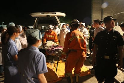 Los equipos de rescate trasladan a la víctima del accidente minero.