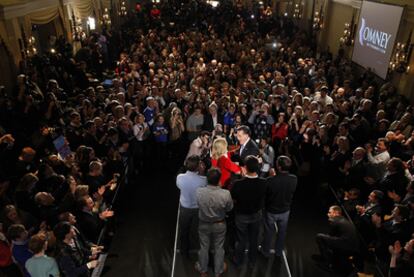 El candidato republicano Mitt Romney, rodeado de sus seguidores tras el <i>caucus</i> de Des Moines, en Iowa el martes.