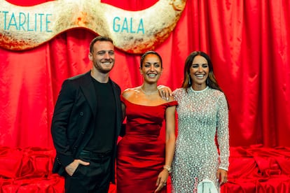 Los intérpretes Kerem Bürsin, Hiba Abouk y Paula Echevarría durante la gala Starlite.