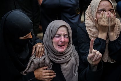 Varias mujeres lloraban en la morgue del hospital de Jan Yunis,  en el sur de la franja de Gaza, este lunes.  