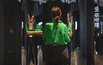 Una mujer mira su imagen deformada en espejos cóncavos y convexos de la exposición 'Espejos. Dentro y fuera de la realidad' en e CaixaForum Valencia.