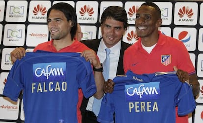 Falcao y Perea posan junto al presidente del Millonarios.