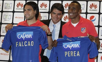 Falcao y Perea posan junto al presidente del Millonarios.