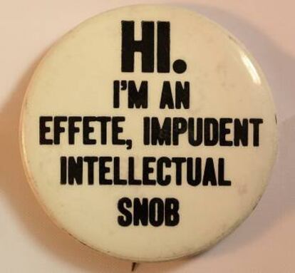 Un pin contra la guerra de Vietnam que se ríe de una acusación del vicepresidente Spiro Agnew: “Hola, soy un intelectual esnob, impúdico y decadente”.