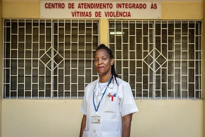 La doctora Lina A. Munguambe es doctora y la responsable del Centro de Atención Integral a las Víctimas de la Violencia en el barrio de Mavalane, Maputo. En este centro proporcionan atención médica integral a las mujeres víctimas de violencia de género, tanto a nivel psicológico como reconocimientos físicos. Asimismo, las usuarias pueden interponer una denuncia allí mismo. Gracias a este proyecto también han podido crear en el centro una ludoteca para la atención psicológica de niños y niñas.