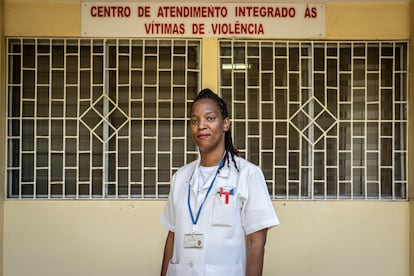 La doctora Lina A. Munguambe es doctora y la responsable del Centro de Atención Integral a las Víctimas de la Violencia en el barrio de Mavalane, Maputo. En este centro proporcionan atención médica integral a las mujeres víctimas de violencia de género, tanto a nivel psicológico como reconocimientos físicos. Asimismo, las usuarias pueden interponer una denuncia allí mismo. Gracias a este proyecto también han podido crear en el centro una ludoteca para la atención psicológica de niños y niñas.