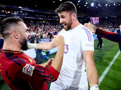 Carvajal y Unai Simón celebran la victoria contra Croacia en la Liga de las Naciones.