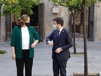 Ada Colau y Pere Aragonès se saludan antes de la reunión que han mantenido este jueves en el Palau de la Generalitat.
