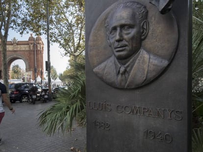 Pedestres passam perto do monumento a Lluís Companys no dia depois da proclamação da República.