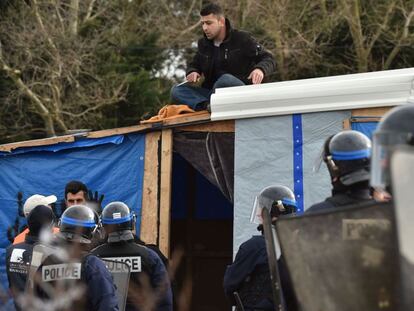 Un hombre se niega a dejar su chabola en Calais.