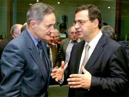 El ministro griego de Finanzas, Nicos Christodoulakis, conversa con su colega francés, Francis Mer.