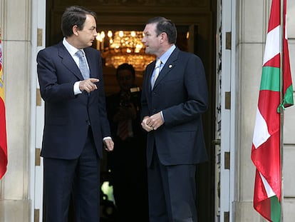 El <i>lehendakari,</i> Juan José Ibarretxe (a la derecha), y el presidente del Gobierno, José Luis Rodríguez Zapatero, el pasado día 13 en La Moncloa.