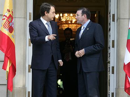 El <i>lehendakari,</i> Juan José Ibarretxe (a la derecha), y el presidente del Gobierno, José Luis Rodríguez Zapatero, el pasado día 13 en La Moncloa.