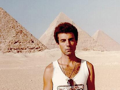 Miguel Lorente Acosta, durante un viaje a Egipto en 1984