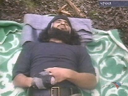 Cadáver del lider guerrillero checheno Jatab. PLANO MEDIO - ESCENA