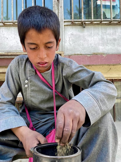 Faram, de 12 años, gana un dólar al día, y a veces nada. Tras la llegada al poder de los talibanes, la comunidad internacional paralizó el envío de los fondos destinados a Afganistán, lo que suponía el 75% del presupuesto nacional. El país se encuentra sumido en una crisis sin precedentes.