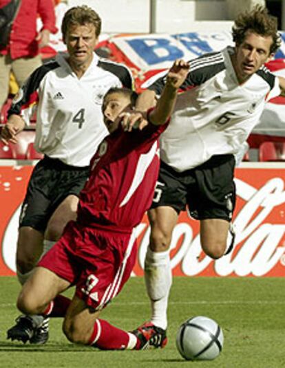 Bouman derriba con un brazo a Verpakovskis, dentro del área, en presencia de Wörns.