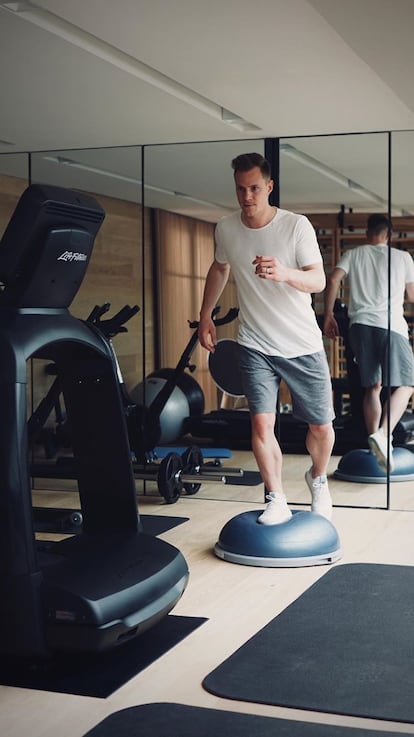 Ter Stegen se entrena en su gimnasio de casa.