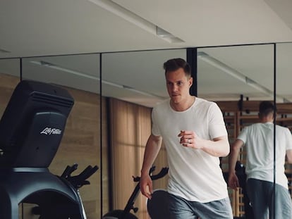 Ter Stegen se entrena en su gimnasio de casa.