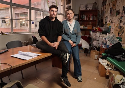 Rodrigo y Dana, estudiantes de la Facultad de Derecho de la Universidad Complutense, en un despacho de la facultad.