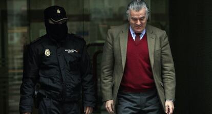 Luis Bárcenas, ex tesorero del PP, sale de la Audiencia Nacional en mayo de 2013.