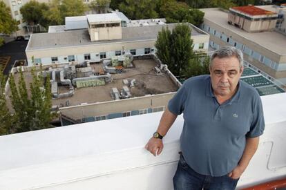 Ignacio Sánchez, en la azotea de su edificio frente al hospital Gregorio Marañón.