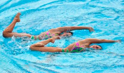 Las nadadoras Ona Carbonell y Andrea Fuentes ejecutan su ejercicio de dúo de los Europeos de Natación de Hungría
