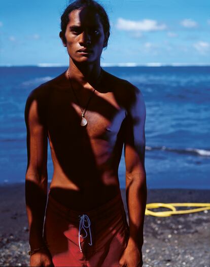 Un empleado del hotel Bonjouir Lodge Paradise en Teahupo’o.