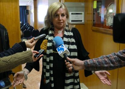 Consuelo Ordóñez conversa con los periodistas tras su reeleción al frente de Covite.
 