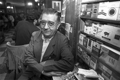 Alfonso González, en su rincón del Café Gijón.