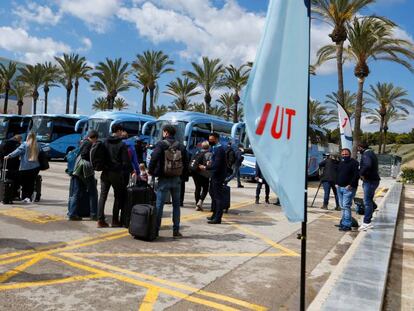 Turistas alemanes tras su llegada al aeropuerto de Palma, el domingo.