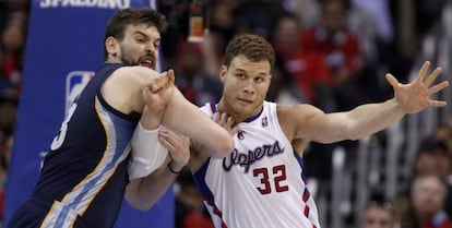 Marc Gasol marca a Blake Griffin. 