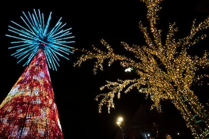 Detalle de un momento del encendido de las luces de Navidad en Vigo por parte del alcalde Abel Caballero, este sbado. EFE / Salvador Sas
