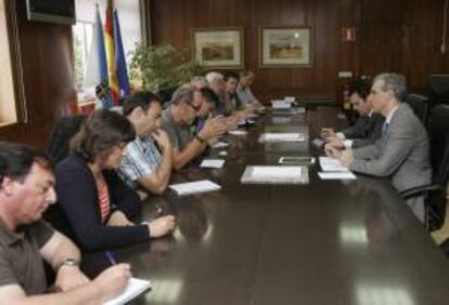 El conselleiro de Industria de la Xunta de Galicia, Francisco Conde (d), durante el encuentro que ha mantenido esta mañana con los representantes del comité de empresa de Navantia en Santiago de Compostela.