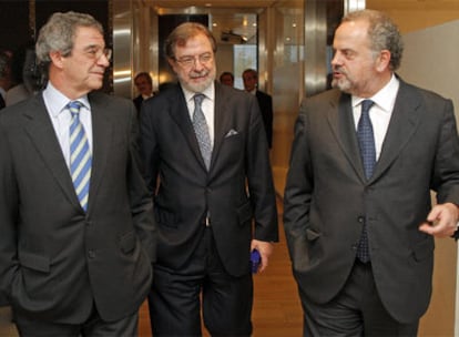De izquierda a derecha, César Alierta, presidente de Telefónica; Juan Luis Cebrián, presidente de la Comisión Ejecutiva y consejero delegado de PRISA, e Ignacio Polanco, presidente de PRISA.