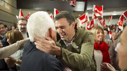 Pedro Sánchez saluda a un seguidor en Tomelloso (Ciudad Real).