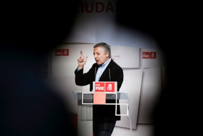 El ministro de Fomento y vicesecretario general del PSOE, José Blanco, en la celebración del Día de la Rosa en Pamplona.