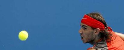 RAFAEL NADAL DEVUELVE LA PELOTA DURANTE EL PARTIDO CONTRA JARKKO NIEMINEN.