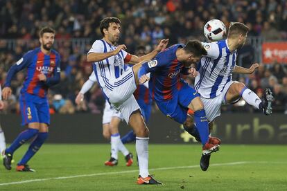 Leo Messi trata de marcar ante la oposición del defensa de la Real Sociedad Íñigo Martínez y el centrocampista Xabi Pietro.