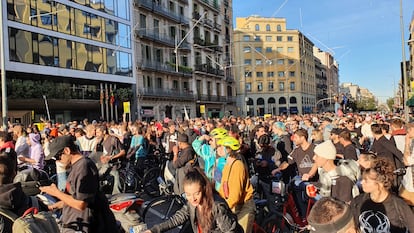 Un momento de la fiesta en bici organizada por el dj Dom Withing en Barcelona, este domingo, en la calle de Aragó.