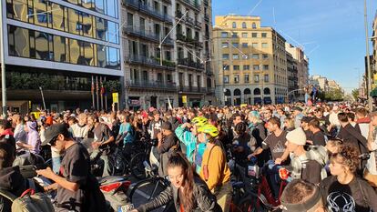 Un momento de la fiesta en bici organizada por el dj Dom Withing en Barcelona, este domingo, en la calle de Aragó.