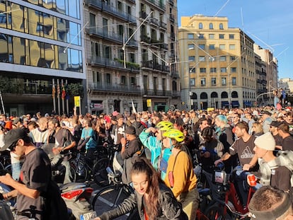 Un momento de la fiesta en bici organizada por el dj Dom Withing en Barcelona, este domingo, en la calle de Aragó.