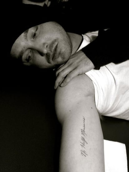 El operador de cámara de 'Breaking Bad' Andy Voegeli también compartió una foto de Aaron Paul con su particular tatuaje para recordar su trabajo en la serie. “No Half Measures”, es el título de un capítulo importante de la temporada tres y que hoy el actor lleva tatuado en su tríceps derecho.