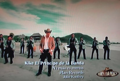 Foto de Facebook de un fotograma de un vídeo musical de Kike Plancarte emitido por el canal Bandamax.