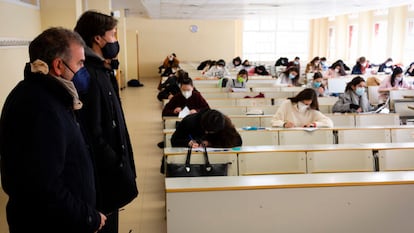 El rector de la Universidad Pablo de Olavide de Sevilla, Francisco Oliva, y el vicerrector de Estrategia y Planificación Docente, José Antonio Sánchez Medina, durante un examen celebrado en el campus.