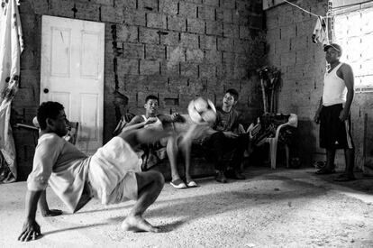 Um grupo de amigos brinca com a bola na sala enquanto esperam a partida de 'La Vinotinto' (seleção de Venezuela) contra o Uruguai.