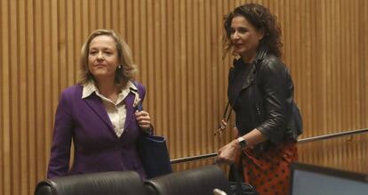 Las ministras de Economía, Nadia Calviño, y de Hacienda, María Jesús Montero, a su llegada a la reunión del Grupo Parlamentario Socialista en el Congreso para explicar los Presupuestos Generales del Estado 2019. EFE/Ballesteros