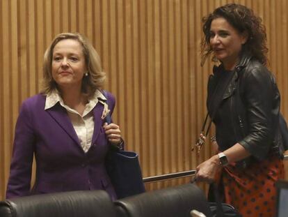 Las ministras de Economía, Nadia Calviño, y de Hacienda, María Jesús Montero, a su llegada a la reunión del Grupo Parlamentario Socialista en el Congreso para explicar los Presupuestos Generales del Estado 2019. EFE/Ballesteros