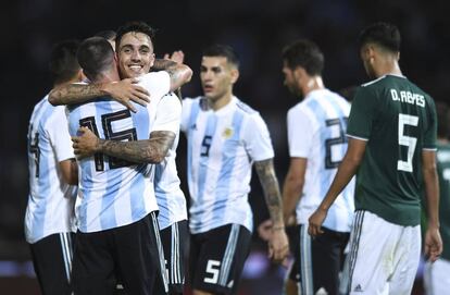 Renzo Saravia celebra un gol ante México.