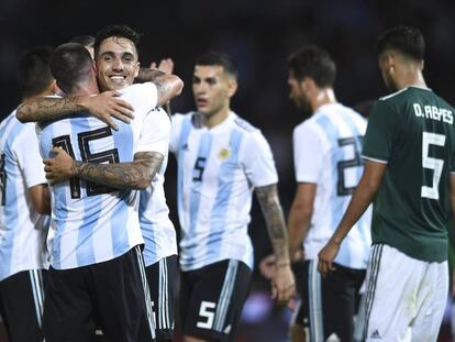 Renzo Saravia celebra un gol ante México.